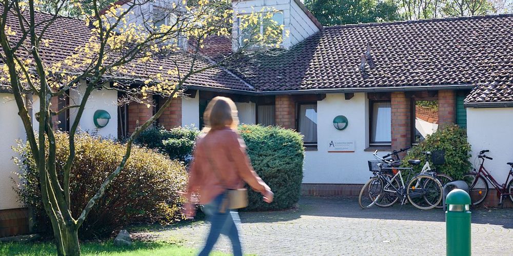 Patientin betritt die Abendklinik in Neuss