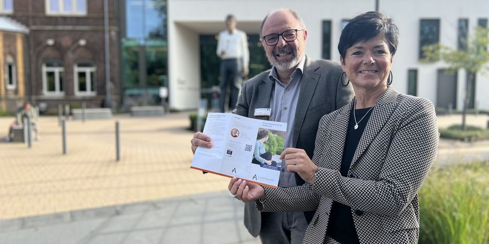 Dr. Martin Köhne vom Alexius/Josef Krankenhaus und Marion Schröder von der AOK Rheinland/Hamburg präsentieren die psychotherapeutische Abendklinik