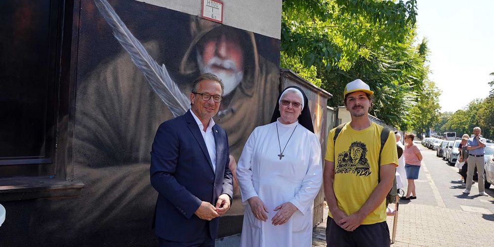 Bürgermeister Reiner Breuer, Generaloberin Schwester Celina und Künstler Oldhaus bei der Einweihung des Graffiti-Kunstwerks gegenüber vom Alexius/Josef Krankenhaus in Neuss