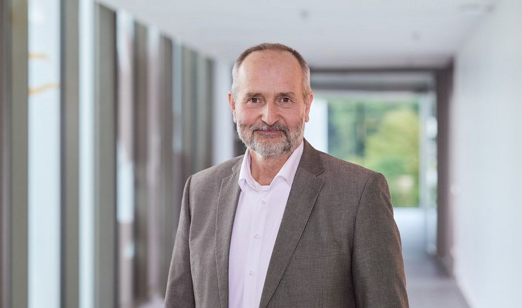 Das Bild zeigt Prof. Dr. Matthias Franz, den Chefarzt der Abteilung für Psychosomatische Medizin und Psychotherapie am Alexius/Josef Krankenhaus