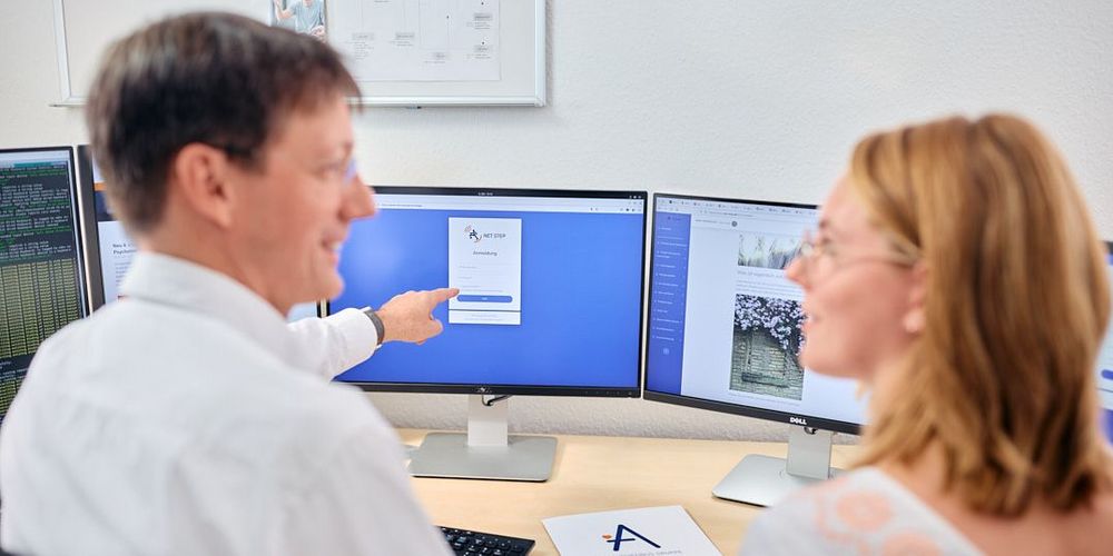 Doktor erklärt der Patientin der Abendklinik das digitale Programm Net Step
