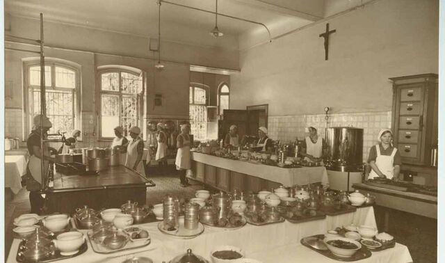 Historisches Bild einer Klinikküche in der mehrere Frauen arbeiten.